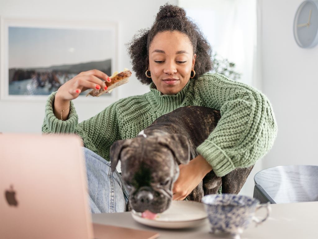 Kvinna arbetar vid laptop