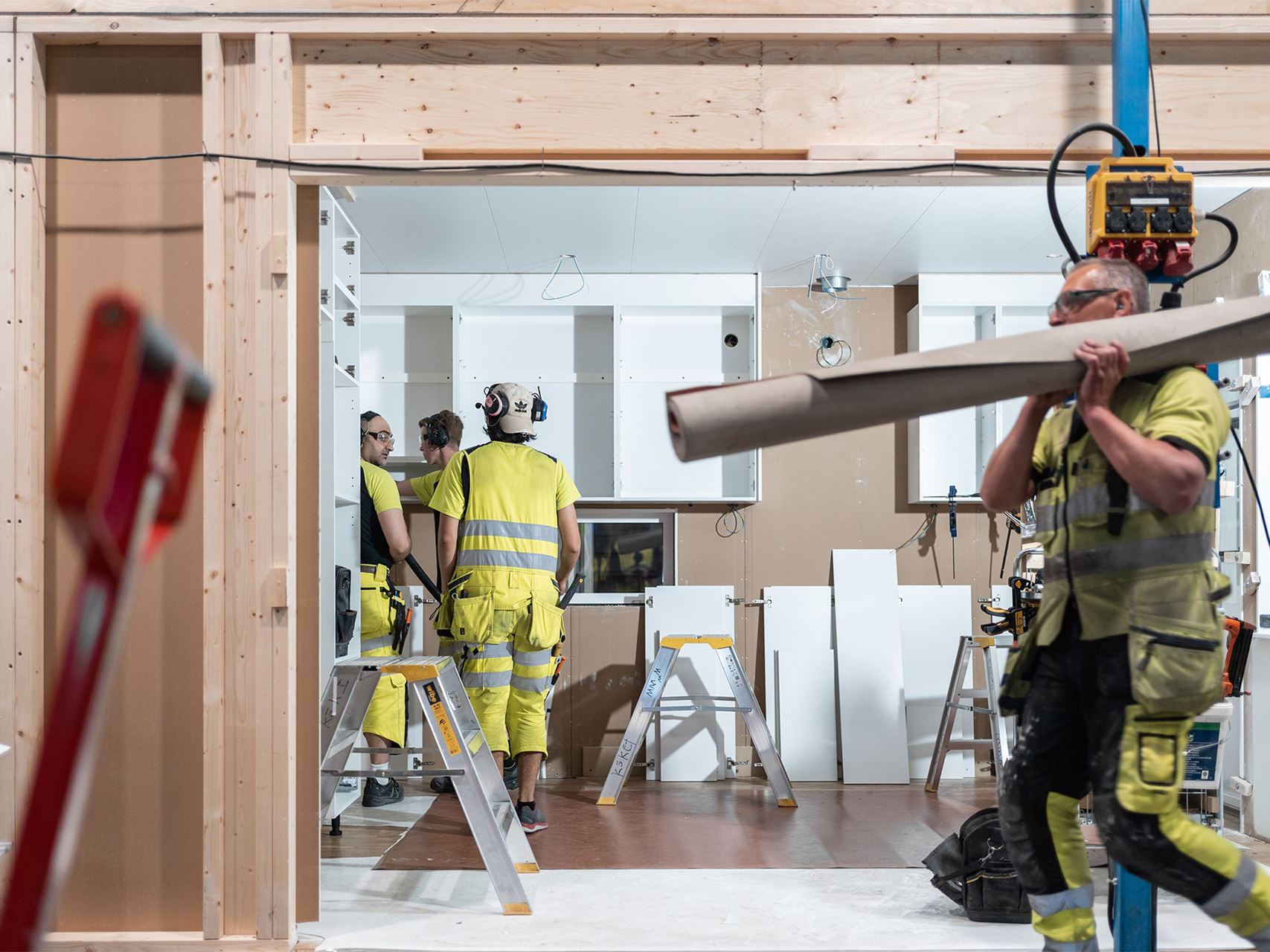 Husfabrik där villa byggs på löpande band