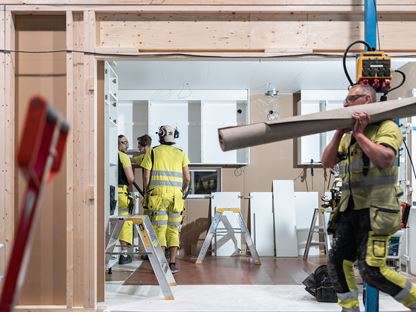 Husfabrik där villa byggs på löpande band