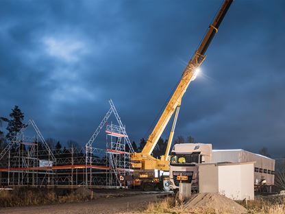 Montage av husmodul på byggplats