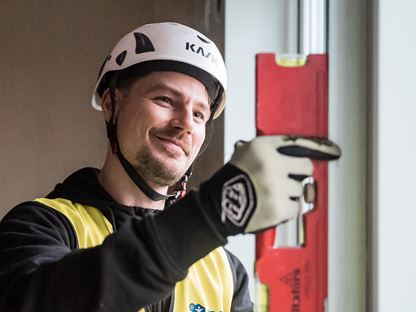 Projektledare i totalentreprenad kontrollerar hus som byggs