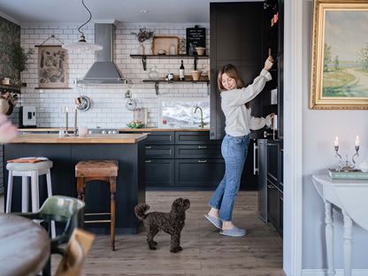 Kvinna i lantligt inrett kök