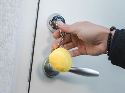 Man vrider om nyckeln i nybyggt hus