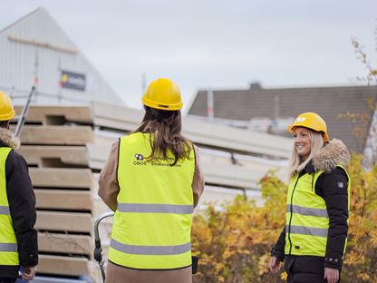 Säljare pratar med kunder till nybyggt hus