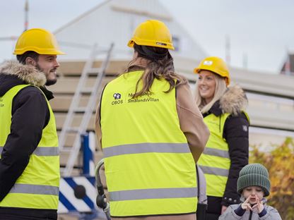 Kvinna och man på byggarbetsplats där de bygger ett nyckelfärdigt hus