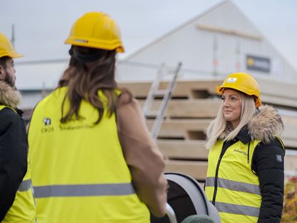Säljare träffar nöjda kunder som bygger hus