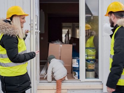 Familj med barn besöker hus som de håller på att bygga för första gången