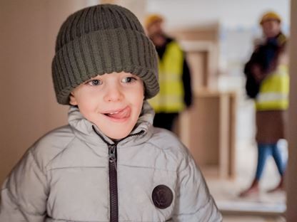 Barn inuti hus under produktion