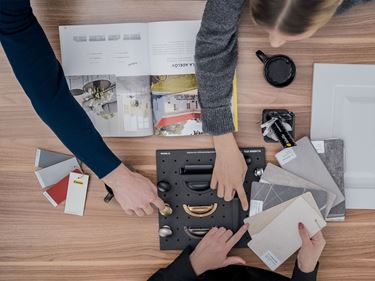 Kunder tittar på tillval när de ska bygga hus