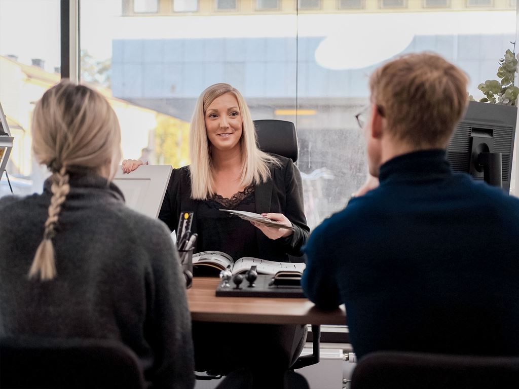 Säljare träffar kunder som vill bygga hus