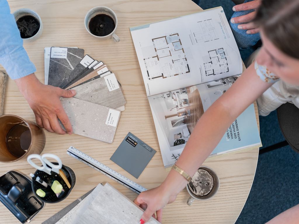 Kunder diskuterar att bygga hus med säljare