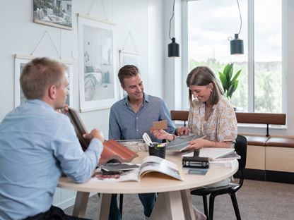 Ett par träffar säljare för att bygga hus