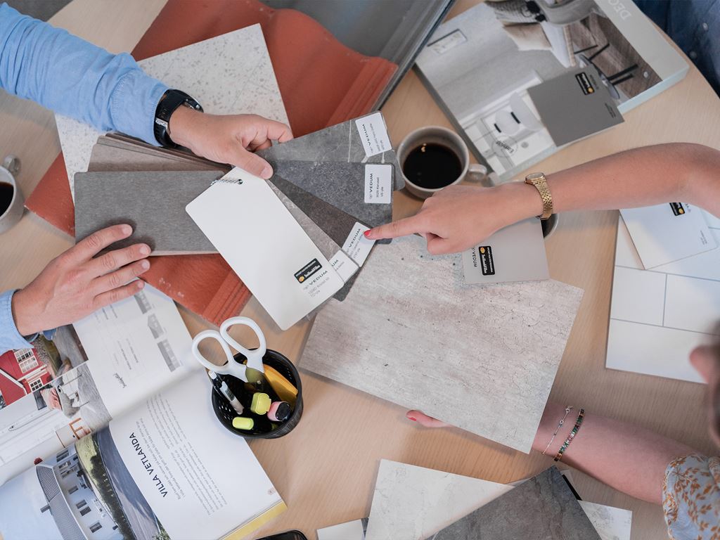 Kunder går igenom tillval när de ska bygga hus