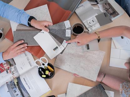 Kunder går igenom tillval när de ska bygga hus