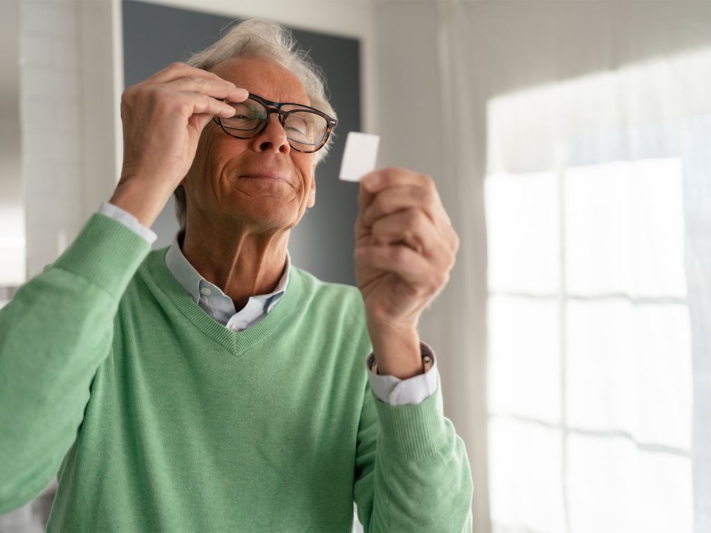 Äldre man är glad över låga driftskostnader i nybyggt hus