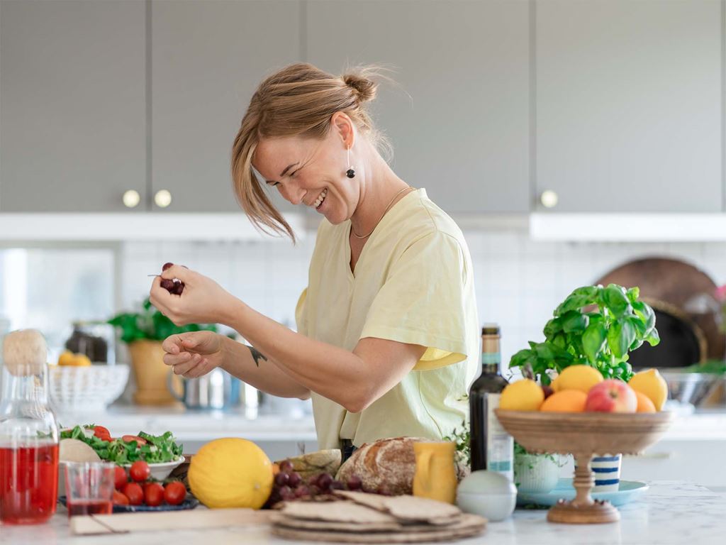Kvinna har kul när hon lagar mat