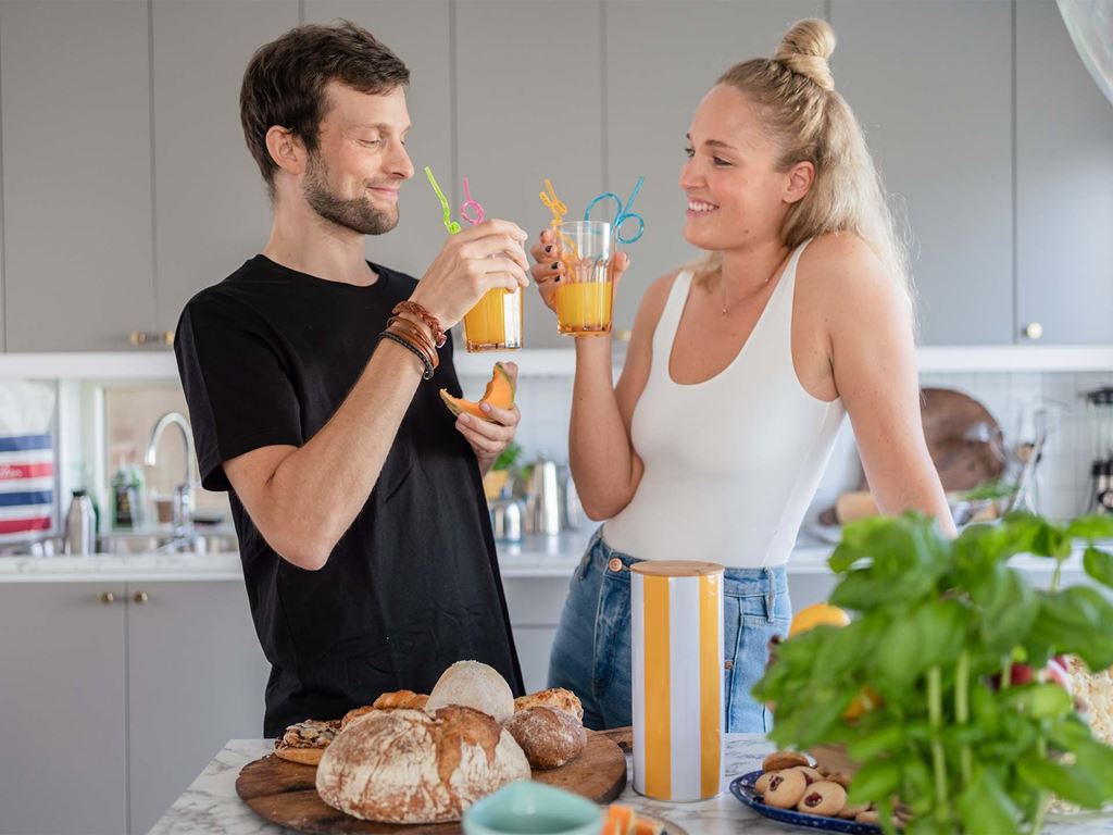 Ungt par firar sitt nybyggda hus i köket