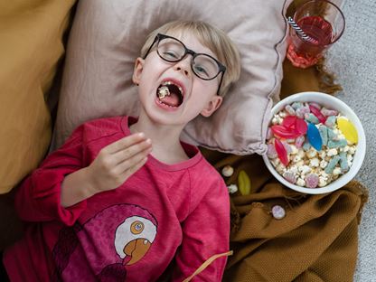 Barn äter lördagsgodis