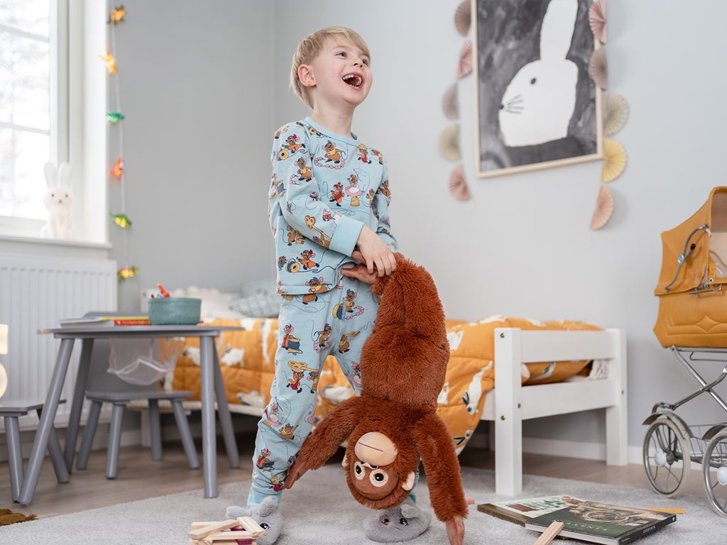 Pojke leker i nybyggt hus