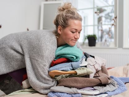 Kvinna gör hushållssysslor i nybyggt hus
