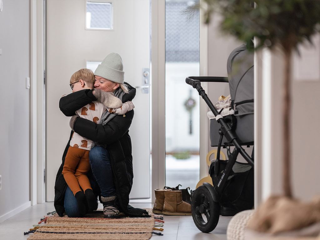Farmor kramar om sitt barnbarn i nytt hus