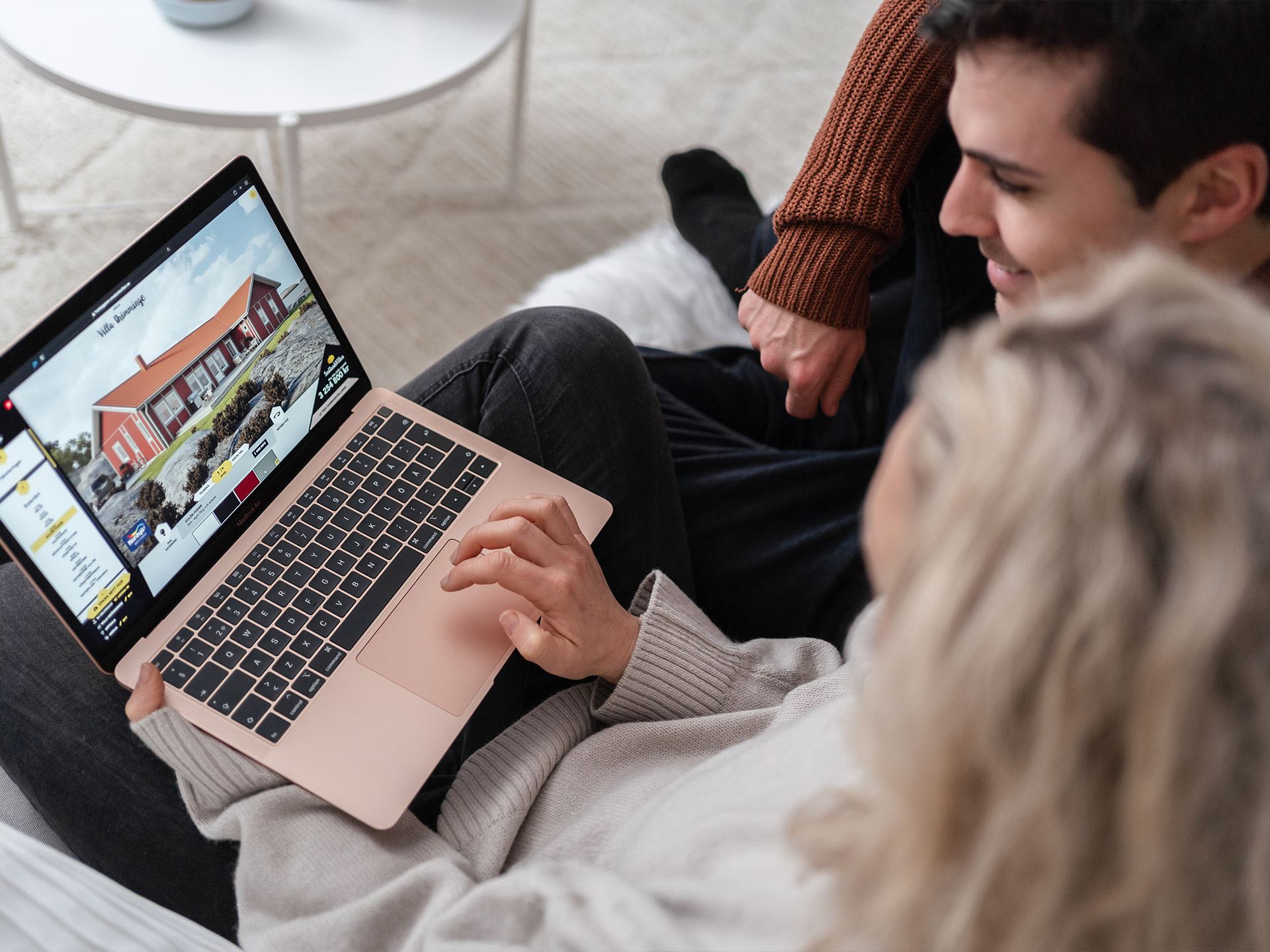 Ungt par med laptop.utvärderar husleverantör