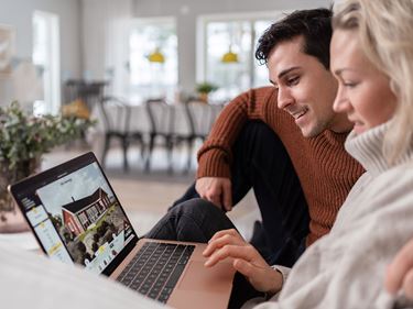 Kvinna och man bygger hus online med hjälp av huskonfigurator