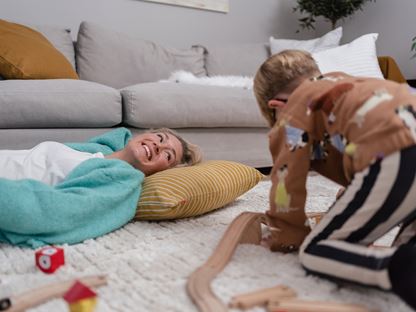 Mamma och son leker järnväg i barnrum