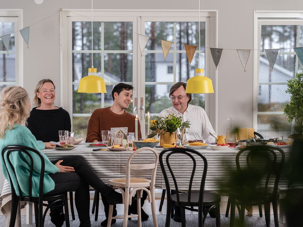 Stor familj har fredagsmys med tacos