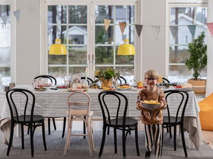 Stort vardagsrum med plats för familjemiddagar