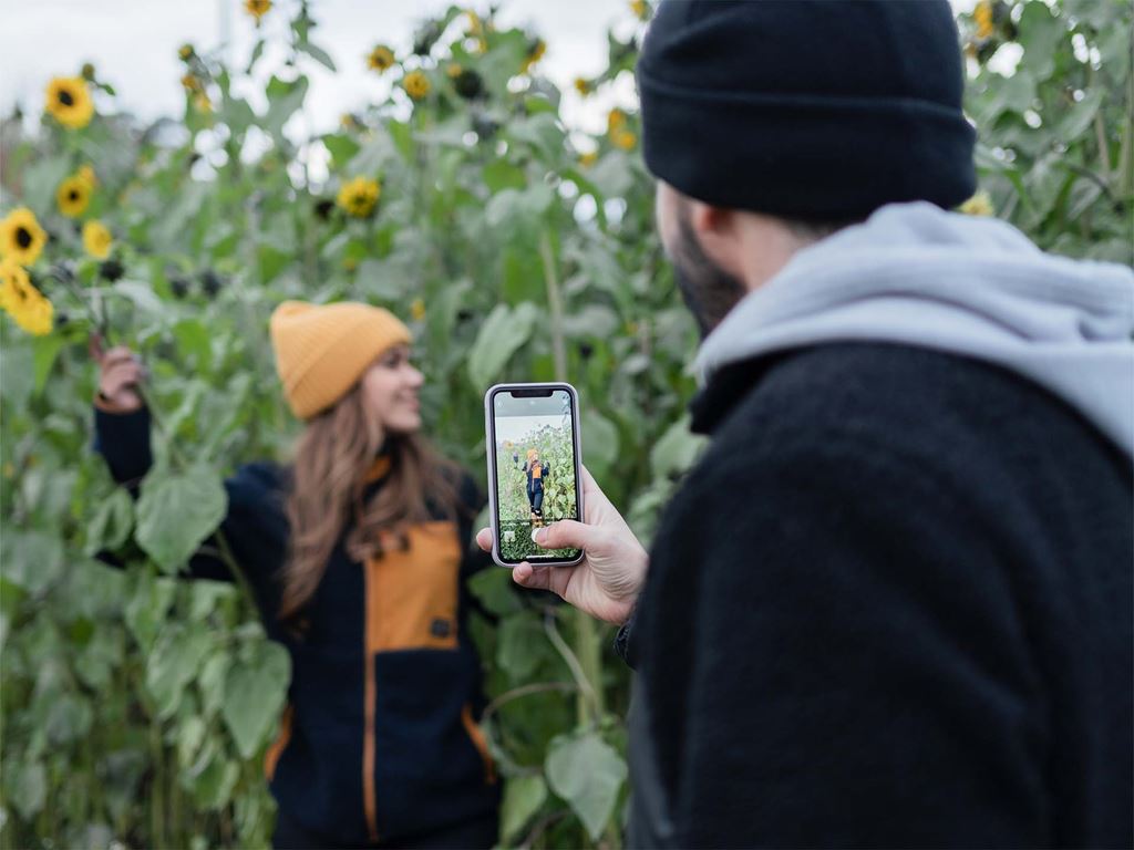 Man och kvinna på utflykt i naturen