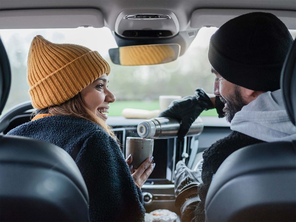 Man och kvinna sett från baksätet i bil