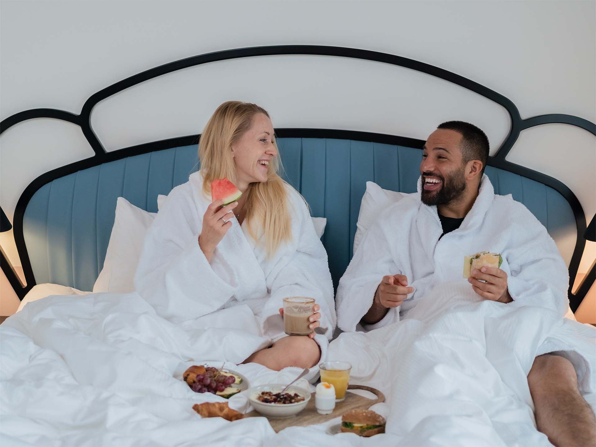 Familj njuter av frukost på hotellrum