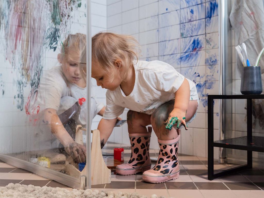 Barn ritar med pennor på väggar