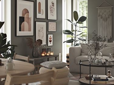 Trendigt inrett vardagsrum i nybyggt hus